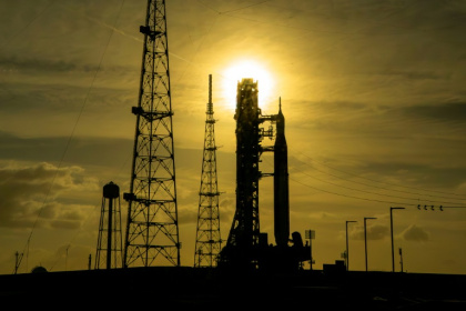 Le lanceur Artémis II et le vaisseau Orion en attente sur le pas de tir du Centre spatial Kennedy, le 31 mars 2026 à Cape Canaveral, en Floride - Jim WATSON (AFP)