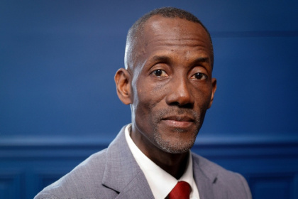 Le nouveau maire LFI de Saint-Denis, Bally Bagayoko, à Saint-Denis le 1er avril 2026 - GEOFFROY VAN DER HASSELT (AFP)
