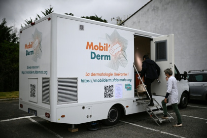 "Mobil'Derm", cabinet de dermatologie itinérant aménagé dans une fourgonnette, stationné à Lafox (Lot-et-Garonne) le 2 avril 2026 - Christophe ARCHAMBAULT (AFP)