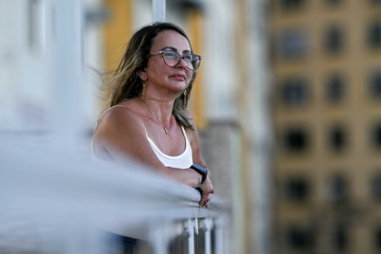 Jaderluce de Oliveira lors d'un entretien avec l'AFP sur la tentative de féminicide de sa fille à Sao Gonçalo, dans l'État de Rio de Janeiro, au Brésil, le 27 mars 2026 - Mauro PIMENTEL (AFP)