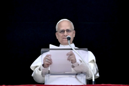 Le pape Léon XIV s'adresse à la foule depuis la fenêtre du palais apostolique donnant sur la place Saint-Pierre, lors de la prière du Regina Caeli au Vatican, le 12 avril 2026 - Filippo MONTEFORTE (AFP)