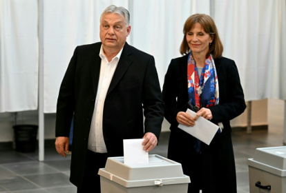 Le Premier ministre nationaliste hongrois Viktor Orban s'apprête à voter aux côtés de son épouse Aniko Levai lors d'élections législatives, le 12 avril 2026 à Budapest - Attila KISBENEDEK (AFP)