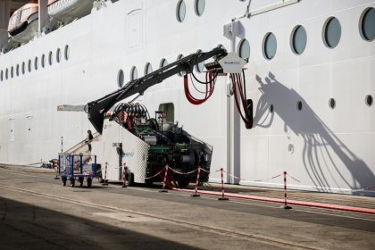 Le navire de croisière MSC World Europa connecté au réseau électrique dans le port de Marseille, le 11 avril 2026 - CLEMENT MAHOUDEAU (AFP)