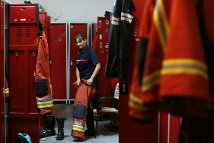 Une pompier volontaire dans le vestiaire de la caserne d'Ajaccio, le 12 août 2022 - LOIC VENANCE (AFP)