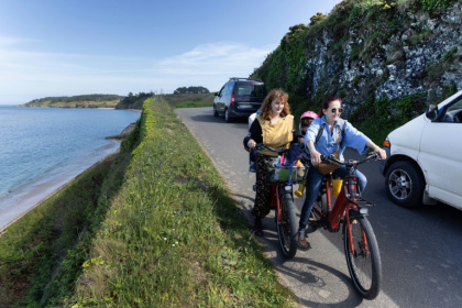 Sur une route de Belle-Île-en-Mer, dans le Morbihan, le 17 avril 2026 - Fred TANNEAU (AFP)