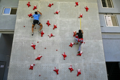 Les athlètes Deepu Mallesh (G) et Joga Purty lors d'un entraînement sur un mur d'escalade à Pune, dans l'ouest de l'Inde, le 4 avril 2026 - Indranil Mukherjee (AFP)