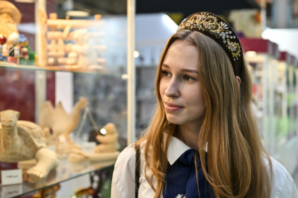 Une femme arborant une coiffe portée en serre-tête, lors d'un salon de l'artisanat russe, à Moscou, le 4 mars 2026 - Hector RETAMAL (AFP)