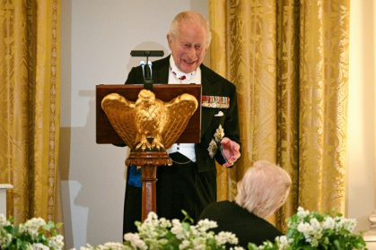 Le roi Charles III s'exprime face au président américain Donald trump, le 28 avril 2026 à Washington - Brendan SMIALOWSKI (AFP)