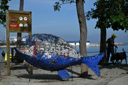 Un bac à recyclage en forme de poisson à Santa Marta, à l'occasion de la conférence sur la sortie des énergies fossiles en Colombie, le 27 avril 2026 - Raul ARBOLEDA (AFP)