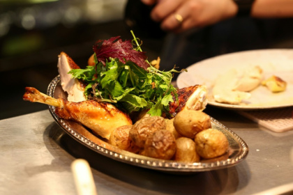 Une assiette de poulet roti au restaurant Gigi's à New York le 26 avril 2026 - CHARLY TRIBALLEAU (AFP)