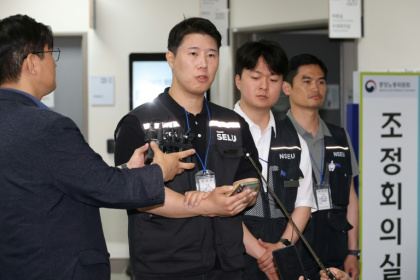 Choi Seung-ho (au centre), président du syndicat de Samsung Electronics, s'adresse aux journalistes à Sejong, en Corée du sud, le 20 mai 2026 - - (AFP)