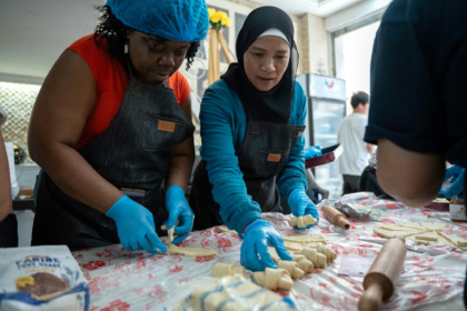 Des bénévoles préparent des croissants à Tres Marias, une organisation caritative qui soutient les travailleurs migrants à Beyrouth, le 15 mai 2026 au Liban - Chantale SALAMEH (AFP)