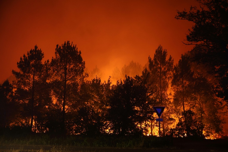 Incendies: ordre d'évacuer le Cap-Ferret, plus de 10.000 hectares parcourus dans le Sud-Ouest