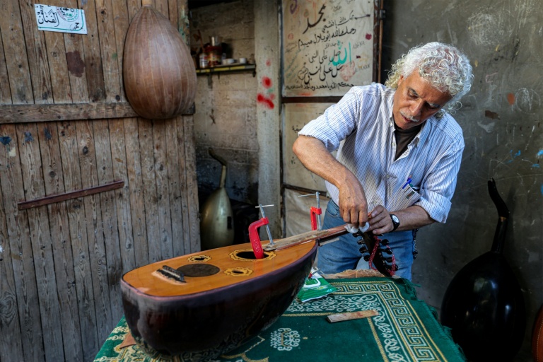 Au milieu des ruines de Gaza, un luthier redonne vie aux ouds