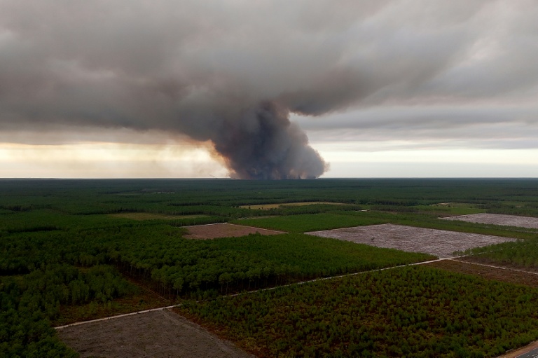Gironde : 2.000 hectares dévorés par les flammes, des milliers d'évacués
