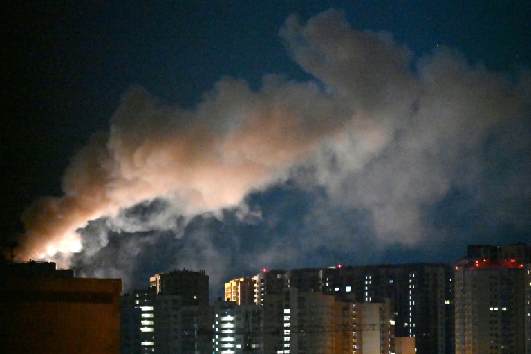Des attaques de missiles sur Kiev font au moins neuf morts et de lourds dégâts