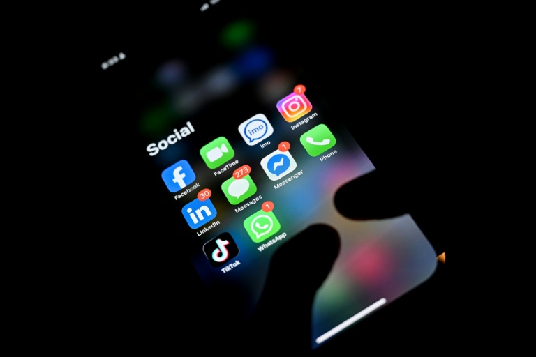 La "technoférence" : un parent sur deux distrait par son téléphone face à son jeune enfant