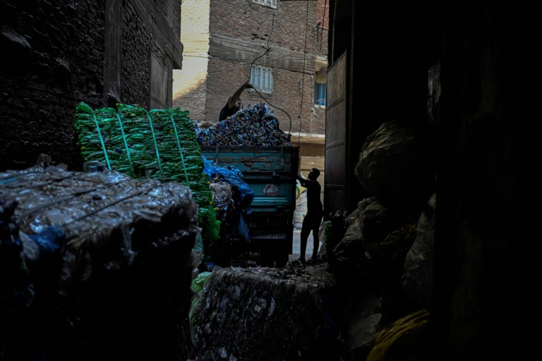 Au Caire, la guerre fait les affaires de la "cité des déchets" face aux pénuries de plastique