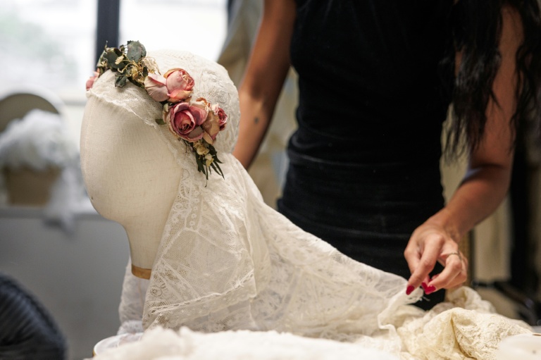 Entre upcycling et élégance, la dentelle renaît dans la mode contemporaine