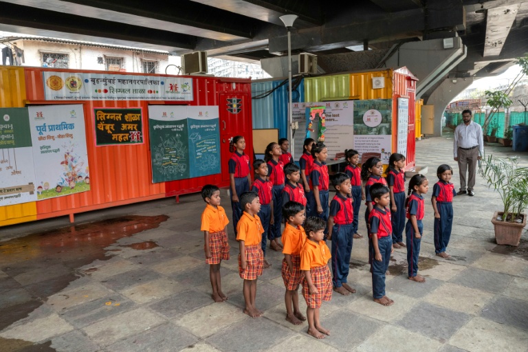 A Bombay, "l'école du feu rouge" s'adapte aux enfants des rues