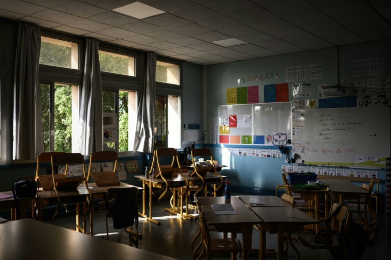 Fermer les écoles ou les laisser ouvertes malgré la chaleur : le dilemme des maires