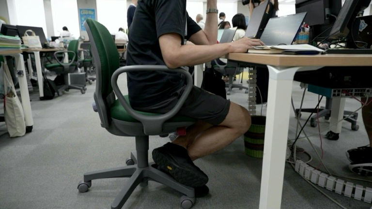 Fortes chaleurs: les employés de la mairie de Tokyo tombent le pantalon