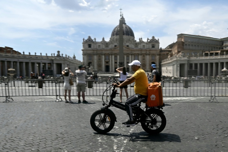 "Je dois travailler" : quand les livreurs bravent la chaleur de Rome pour survivre
