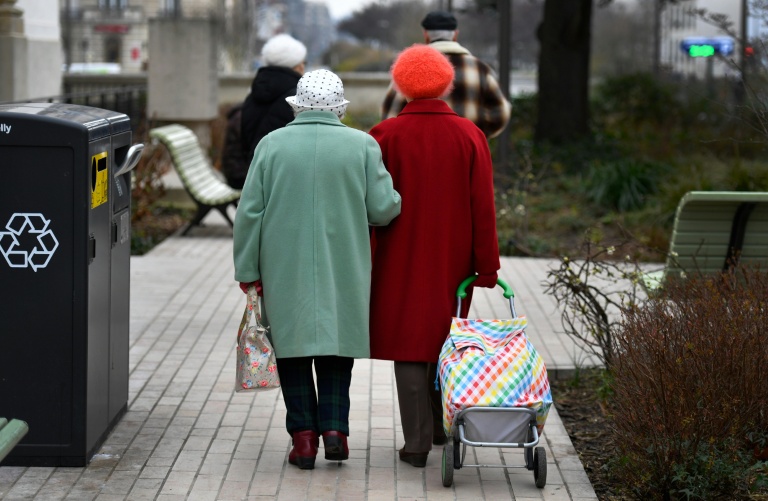 Pic de population en 2037, plus de personnes âgées : le scénario pour la France en 2070 envisagé par l'Insee