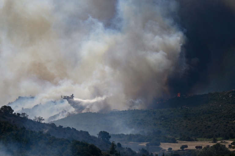 Evacuations importantes face à l'incendie dans les Pyrénées-Orientales, qui bouscule le Tour de France