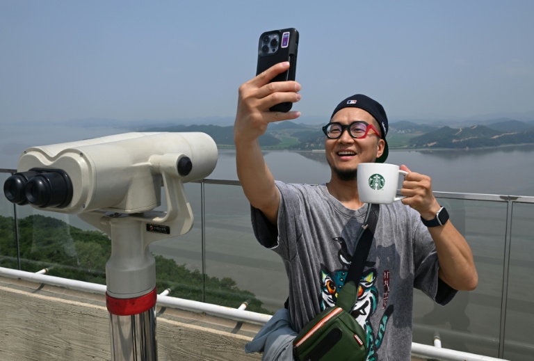 Café avec vue : le Starbucks qui surplombe la Corée du Nord attire les foules