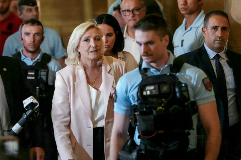 Marine Le Pen candidate à la présidentielle malgré sa condamnation