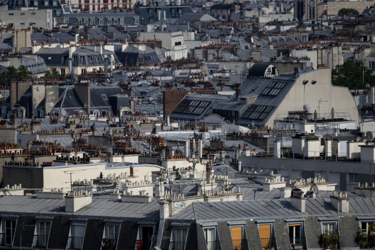 Sous le zinc, la fournaise : à Paris, le casse-tête du rafraîchissement des toits