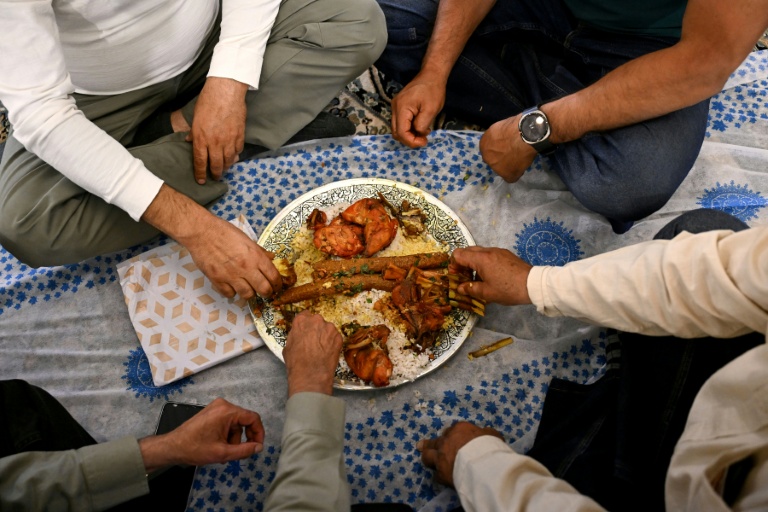 Entre festins et musique, les mariages cachemiris perpétuent les traditions