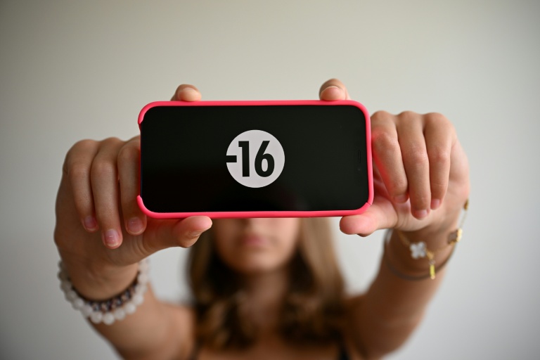 Le Parlement proche d'interdire les réseaux sociaux aux moins de 15 ans, première en Europe