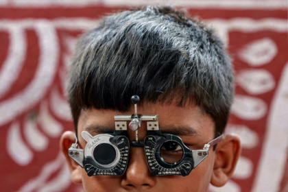 Un enfant se fait tester sa vue grâce à une ONG, GoodVision India, à Bhubaneswar, en Inde, le 4 mai 2026 - Niharika KULKARNI (AFP)
