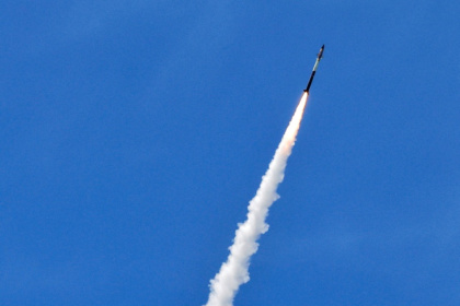 Un missile de défense israélien en vol pour intercepter des projectiles arrivant en territoire israélien, vu du nord d'Israël, le 31 mai 2026 - Jalaa MAREY (AFP)