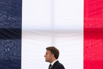 Emmanuel Macron lors d'une visite à l'usine Vorwerk, qui produit les appareils Thermomix, dans le cadre des "Choose France Days", à Donnemain-Saint-Mamès (Eure-et-Loir), le 29 mai 2026 - Christian Hartmann (AFP)