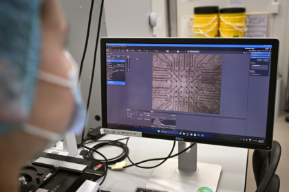 Sur cette photo prise le 5 mai 2026, la chercheuse Daria Kornienko observe au microscope des neurones cultivés dans le laboratoire de l'entreprise australienne Cortical Labs à Melbourne - William WEST (AFP)