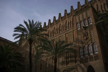 L'extérieur du Collège Sainte-Thérèse, une oeuvre de l'architecte Antoni Gaudi, le 28 janvier 2026 à Barcelone, en Espagne - Josep LAGO (AFP)