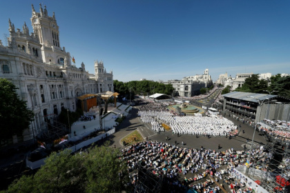 Vue aérienne de la place de Cibeles, dans le centre de Madrid, où le pape Léon XIV célèbre une gigantesque messe, le 7 juin 2026 - Pierre-Philippe MARCOU (AFP)