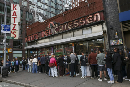 File d'attente devant Katz's Delicatessen à New York le 15 mai 2026 - ANGELA WEISS (AFP)