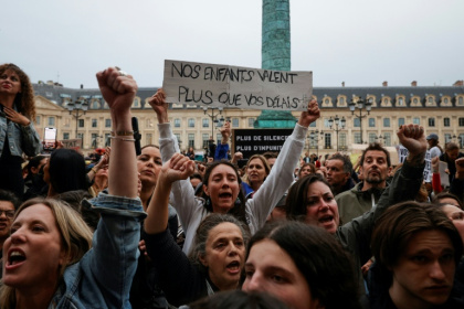 Manifestation non autorisée devant le ministère de la justice, place Vendôme, mettant en cause la justice dans l'affaire Lyhanna et le traitement des violences sexuelles, le 8 juin 2026 à Paris - GEOFFROY VAN DER HASSELT (AFP)