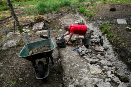 Un archéologue travaille sur le site de fouilles du sanctuaire dédié à la déesse Sequana, à la source de la Seine à Source-Seine, en Côte-d'Or le 8 juin 2026 - ARNAUD FINISTRE (AFP)