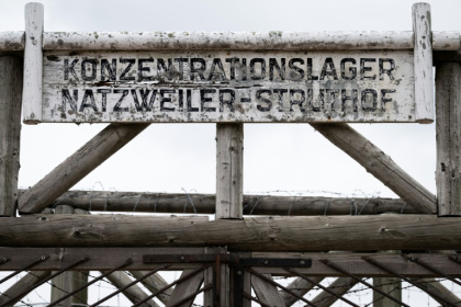 Un panneau annonçant le camp de concentration Natzweiler-Struthof à l'entrée du camp de Natzwiller, dans le Bas-Rhin, le 4 juin 2026 - SEBASTIEN BOZON (AFP)