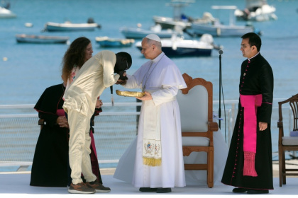 Un migrant reçu par Léon XIV lors d'une rencontre avec des associationsv à Arguineguín, dans l'archipel espagnol des Canaries, le 11 juin 2026 - Pierre-Philippe MARCOU (AFP)