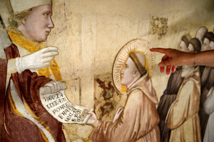 Une fresque du XIVe siècle de Giotto lors d'une visite de presse marquant la fin des travaux de restauration dans la basilique Santa Croce à Florence, le 12 juin 2026 en Italie - Tiziana FABI (AFP)