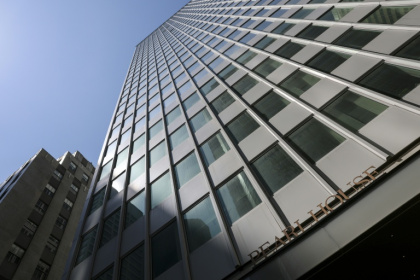 La façade d'un immeuble de bureaux converti en logement à New York, le 10 avril 2026 - ANGELA WEISS (AFP)