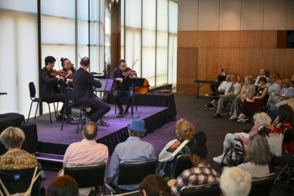 Un concert pour les personnes atteintes de démence et leurs aidants au Lincoln Center, à New York, le 3 juin 2026 - ANGELA WEISS (AFP)