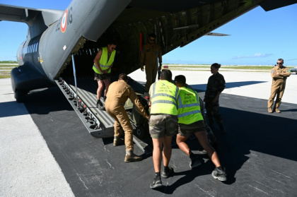Des soldats déchargent des équipements du CASA/IPTN CN-235 au cours de l'exercice Marara, dans l'archipel  Tuamotu, en Polynésie  française, le 13 juin 2026 - Mike LEYRAL (AFP)