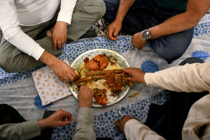 Les invités d'un mariage savourent un "wazwan" à Srinagar, principale ville du Cachemire administré par l’Inde, le 3 juin 2026 - Tauseef MUSTAFA (AFP)